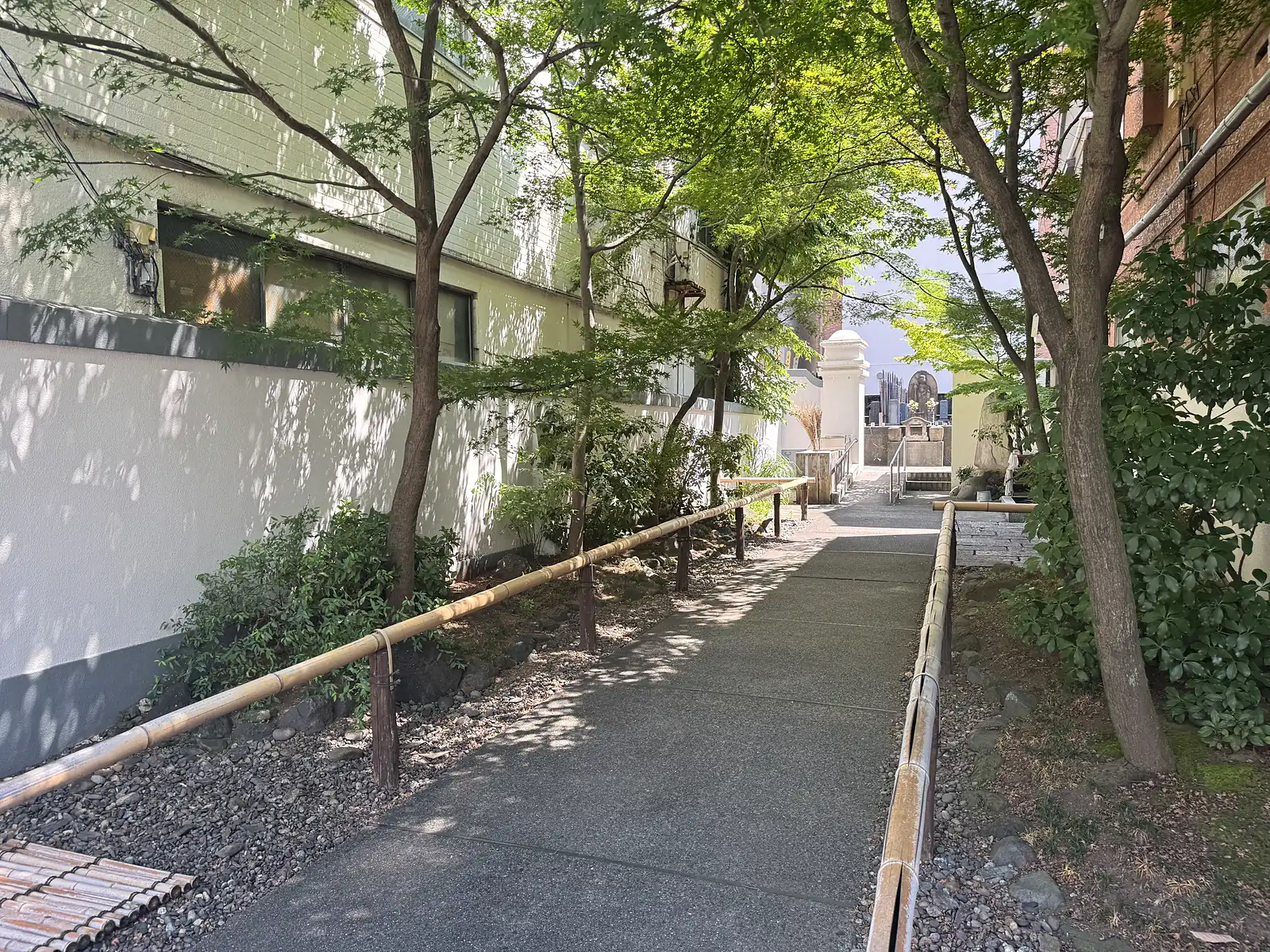 長壽院 墓地への参道(台東区鳥越)